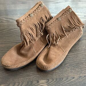 Minnetonka Tan Suede Fringe Moccasin Boots